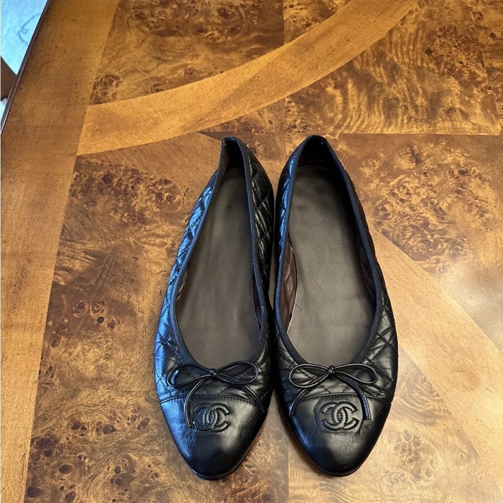 CHANEL Black Quilted Leather Flats